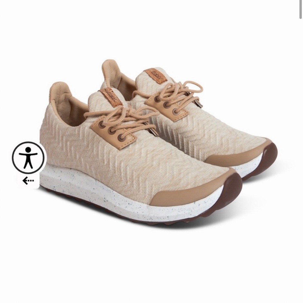 NWT FREEWATERS women’s 9 Freeland Hi-fi trainer